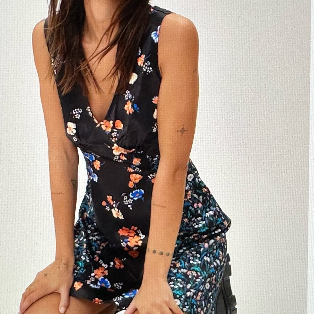 NASTY GAL Floral Satin v neck Sleeveless MiniDress - Black w great color pops. - Picture 3 of 16